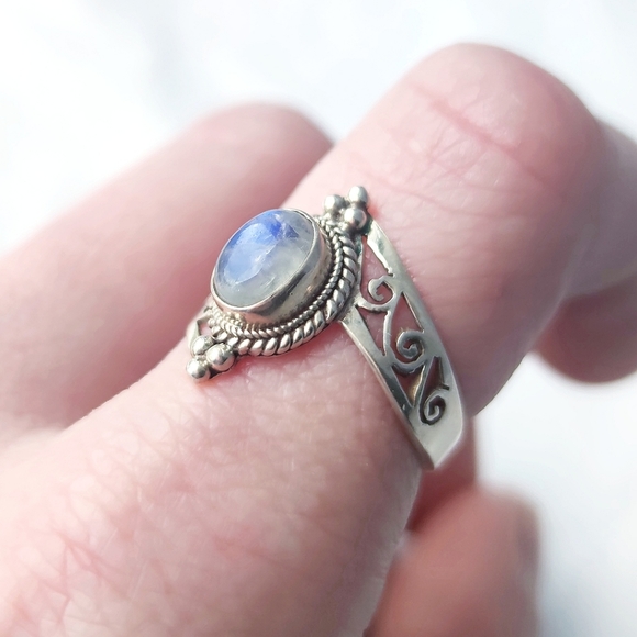 Moonstone & sterling silver ring with open scrollwork band - Picture 5 of 9